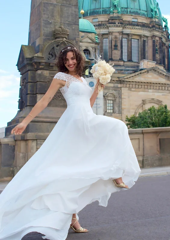 WHITE LACE WEDDING DRESS